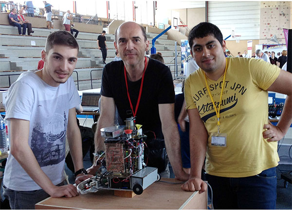 Le robot Edmond entouré de ses créateurs, Ludovic PIREDDA, Frédéric IMBERT et Cem UCAR
