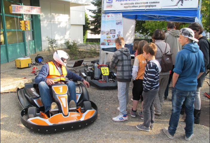 Qui a dit que les sciences étaient ennuyeuses. Pas les visiteurs du village des sciences, surtout en découvrant les véhicules de l'association e-Kart.