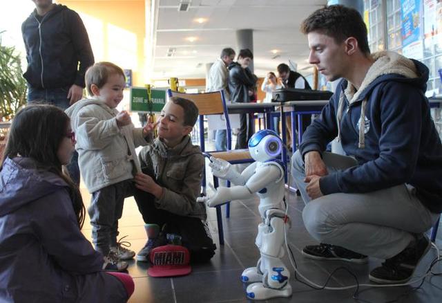 Le robot Nao a charmé les jeunes visiteurs, lors de la Fête de la science, à l'IUT de Châteauroux.