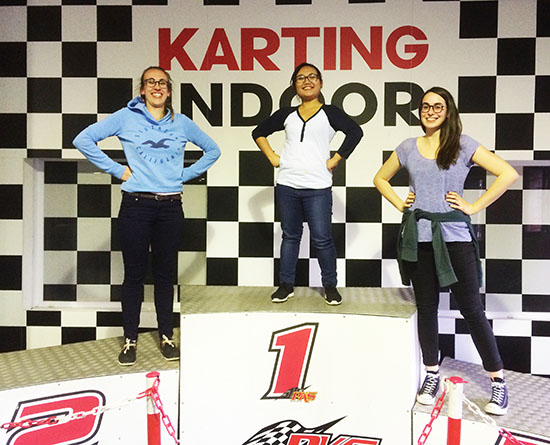 Entrainnement au pilotage de karts pour l'équipe féminine de Polytech