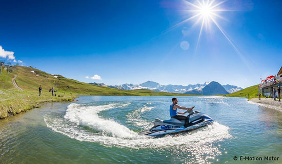 Le premier Jet Ski électrique du monde en démonstration sur un lac à 2550 m d’altitude !
