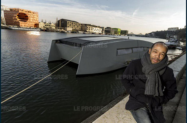 José Placide et sa famille vivent sur leur bateau électrique aux lignes futuristes. Photo Maxime JEGAT