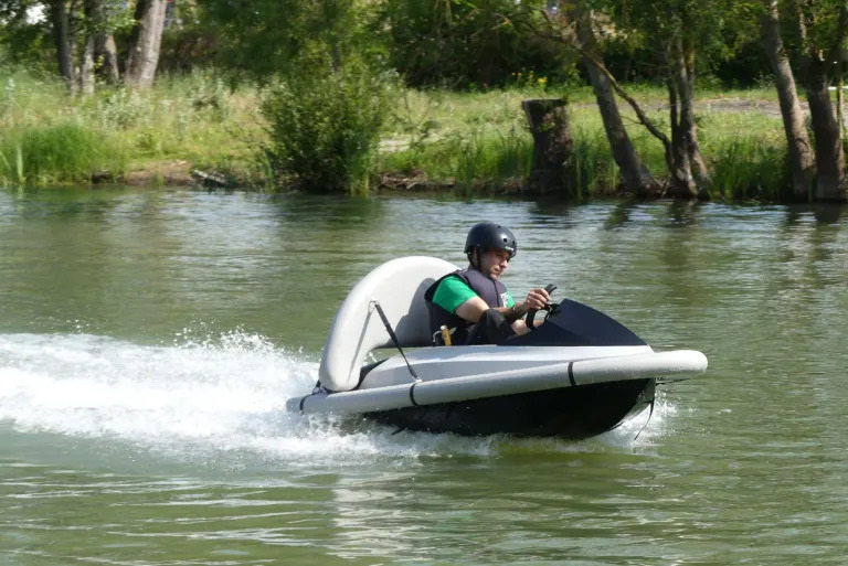 Inédit en Touraine - On peut faire du kart électrique sur un étang de 2 hectares à Montlouis !