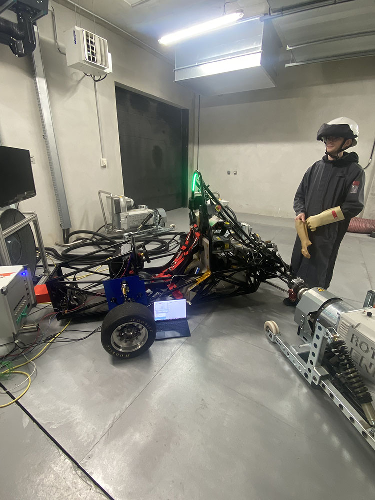 Passage au banc de la voiture ISAT Formula Team ET-25