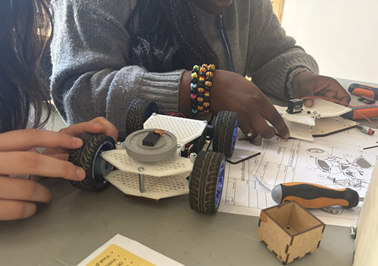 La mission des collégiens : en une journée imaginer et concevoir un kart électrique téléguidé. | ©Le Trois – Jade Belleville