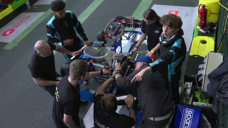 L'équipe du lycée professionnel de Saint-Vaury s'affaire pour identifier le problème de son karting à l'Enedis EV Challenge de Limoges. © Emmanuel Braud - France Télévisions L'équipe du lycée professionnel de Saint-Vaury s'affaire pour identifier le problème de son karting à l'Enedis EV Challenge de Limoges. © Emmanuel Braud - France Télévisions