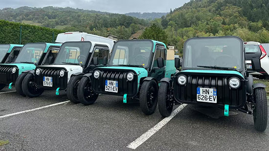 Plusieurs "Bagnoles", petite voiturette fabriquée à l'usine Kilow du groupe Savoy à Cluses, en Haute-Savoie. (GRÉGOIRE LECALOT / RADIO FRANCE)
